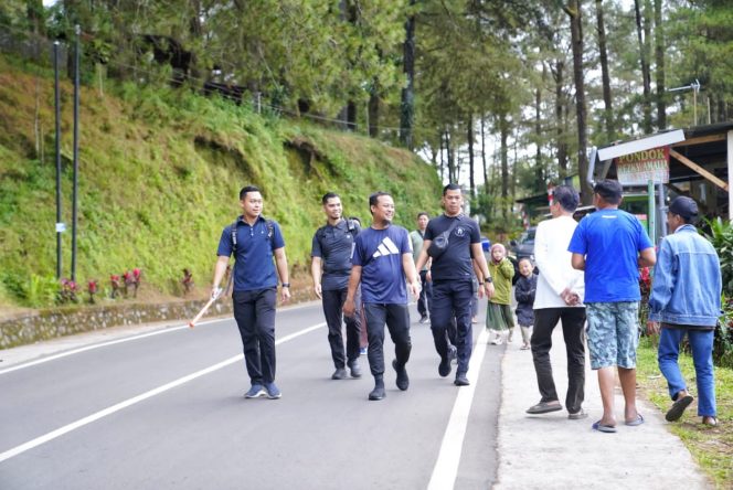 
 Gubernur Sulsel Jalan Kaki Sejauh 4 Km Menikmati Sejuknya Malino