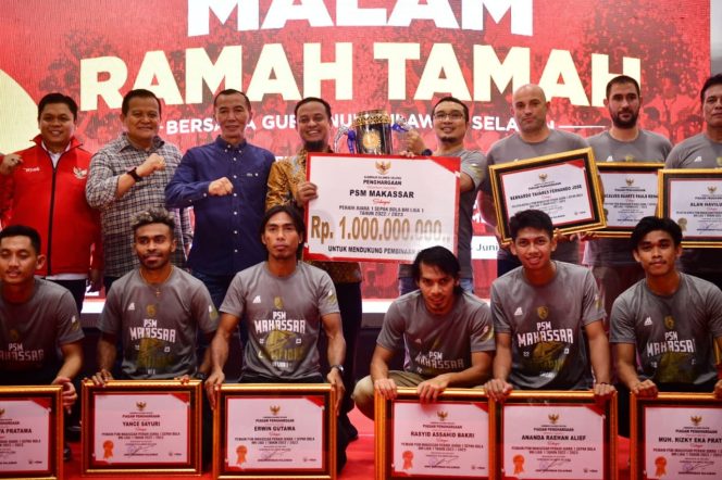 
 Rp1 Miliar Bonus Untuk PSM Makassar Diserahkan Gubernur Sulsel, Selamat Yah! 