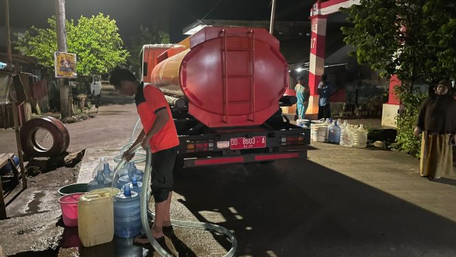 
 Respon Keluhan Warga, BPBD Sulsel Distribusikan Air Bersih di Kompleks Kodam 3 Makassar