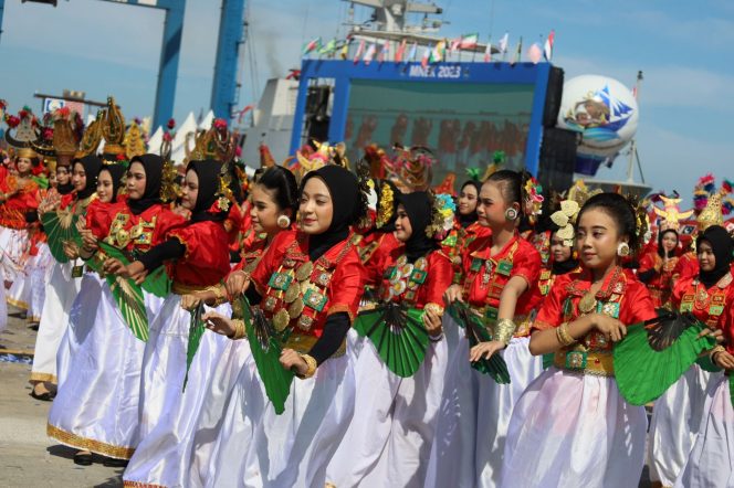 
 Pemkot Makassar Persembahkan Penampilan 500 Penari Kolosal di Hadapan 36 Jenderal Peserta MNEK