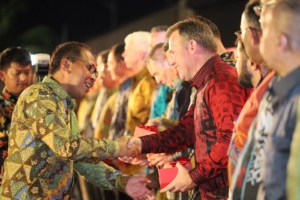 Walikota Danny Akrabkan Budaya Makassar Kepada Ratusan Jenderal MNEK dalam Gala Dinner