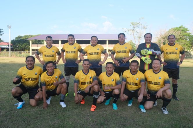 
 Meriahkan Hari Bhayangkara Ke -77 Polda Sulsel vs Jurnalis Tanding Sepakbola Persahabatan