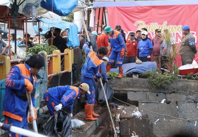 
 Wawali Makassar Bersama Ratusan Satgas Gelar Aksi Bersih-Bersih Pasar Pabaeng-Baeng