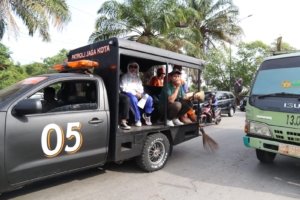 Gunakan Mobil Patroli Jaga Kota, Fatmawati Rusdi Pantau Gerakan Bersih Taman Kota