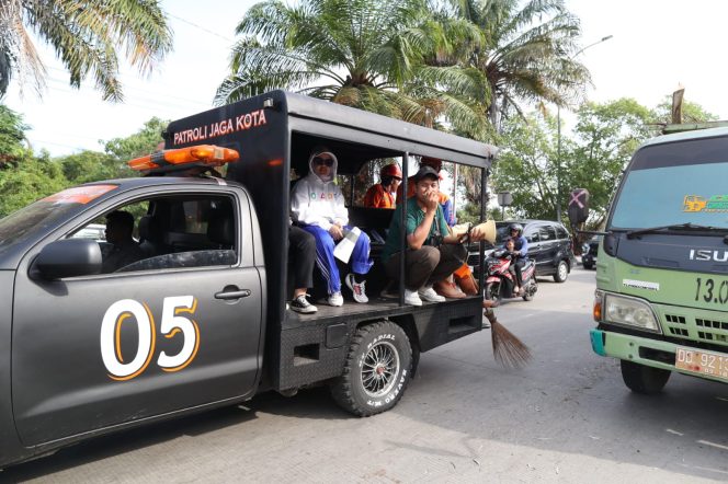 
 Gunakan Mobil Patroli Jaga Kota, Fatmawati Rusdi Pantau Gerakan Bersih Taman Kota