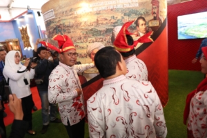 Ikut ICE 2023, Makassar Pamerkan Booth Dengan Konsep Lorong Wisata  MAKASSAR, — Pemerintah Kota (Pemkot) Makassar hadir memeriahkan agenda tahunan Indonesia City Expo (ICE) yang merupakan rangkaian kegiatan APEKSI XVI.   ICE ini salah satu wadah berkumpulnya ratusan booth UMKM dan inovasi dari seluruh kota di Indonesia. Sebagai tuan rumah, Kota Makassar menampilkan booth yang unik dengan konsep Lorong Wisata.   Lorong Wisata ini merupakan program priorotas Wali Kota Makassar, Ramdhan Pomanto bersama Wakilnya, Fatmawati Rusdi.   “Luasnya tidak seberapa. Karena kita mengusung konsep lorong wisata. Kenapa Lorong Wisata? Karena kita mau memperkenalkan Longwis kita sebagai sel kota yang dapat membangun kota Makassar,” ucap Danny Pomanto sapaan akrab Wali Kota Makassar usai mengunjungi Boothnya bersama Ketua Apeksi, Bima Arya, Rabu (12/7/2023).  Dalam booth konsep Lorong Wisata sendiri, Danny menampilkan beberapa prestasi yang ditorehkan serta inovasi yang ada di Kota Makassar.  Prestasinya sendiri seperti 198 macam penghargaan periode yang diraih Danny selama periode pertamanya tahun 2014-2019. Dan sementara, 40 penghargaan diperiode keduanya tahun 2021-2023.  Dalam bentuk inovasi ada paparan konsep lorong wisata, branding kota Makan enak, sejarah kota Makassar, 100 Inovasi, dan yang baru-baru dilaunching adalah Kontainer Terpadu Makassar (Konter) dimana masyarakat dapat mengakses 40 pelayanan publik disana.   Danny menyebutkan ICE ini merupakan ajang share, care dari semua inovasi dan prestasi di seluruh kota Indonesia.   “Ini bukan ajang unjuk gigi. Namun, ini ajang tukar pikiran, share ilmu dan pengalaman yang dikemas dalam booth yang disulap semenarik mungkin,” tuturnya.  Selain booth Pemerintah Kota Makassar, turut meramaikan pula beberapa booth dari OPD Kota Makassar seperti Dinas Koperasi Kota Makassar, PTSP, Dinas Perdagangan dan Bagian Kerjasama.   “Booth OPD ini menampilkan hasil UMKM binaan pilihannya. Ada yang jual hijab, kerajinan tangan dan makanan khas yang bisa dijadikan oleh-oleh,” sebutnya.  Ia berharap melalui kegiatan Indonesia City Expo ini dapat memberikan dampak positif bagi pelaku UMKM di Kota Makassar seperti semakin dikenal luasnya produk-produk lokal Kota Makassar. (*)