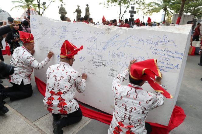 
 Wali Kota Anggota APEKSI  Rame-Rame Tanda Tangani Prasasti APEKSI di Pantai Losari