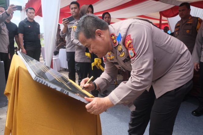 
 Rangkaian Hari Bhayangkara Ke-77, Polda Sulsel Serahkan Bantuan Rumah Bagi Anggotanya