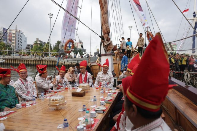 
 Pakai Kapal Phinisi, Wali Kota se-Indonesia Diajak Keliling Pantai Losari Nikmati Angin Sepoi-sepoi