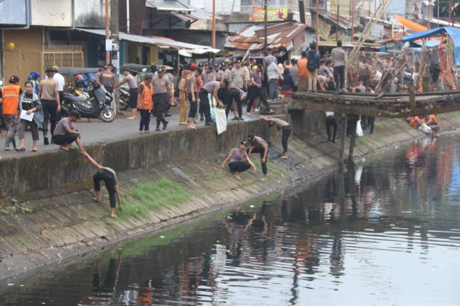 
 Bentuk Rasa Peduli Terhadap Lingkungan, Jajaran Polda Sulsel Gelar Aksi Bersih-bersih serentak