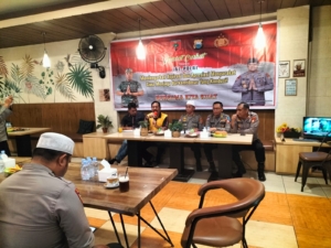 Wakapolres Pelabuhan Gelar Jumat Curhat, Warga Minta Jam Operasional Truk Kontainer Diubah