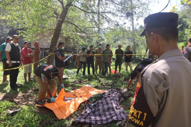 
 Tim Inafis Polres Gowa Datangi Tempat Kejadian Penganiayaan Korban Meninggal Dunia