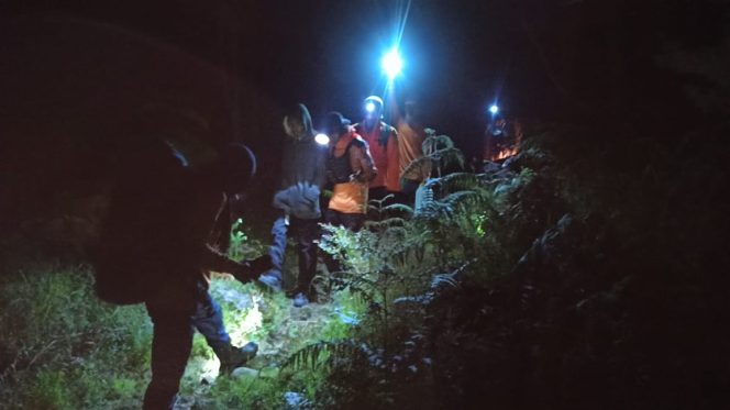 
 Tim Sar Gabungan Evakuasi Pendaki yang Alami Hipotermia di Gunung Bawakaraeng