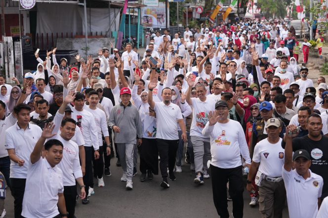 
 Gubernur Sulsel Bersama 20 Ribu Warga Wajo Jalan Sehat Anti Mager