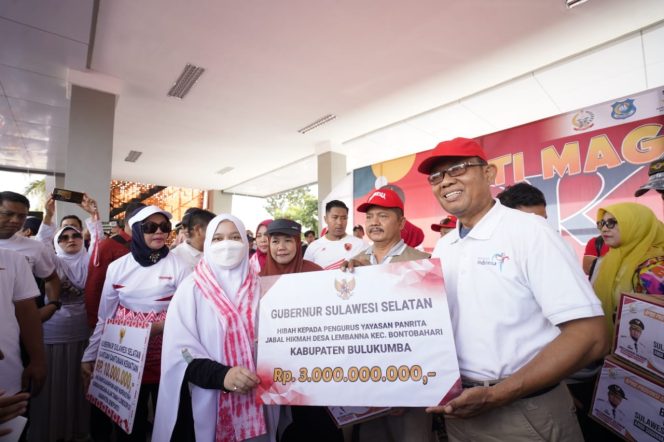 
 Gubernur Sulsel Serahkan Dana Hibah Rp3 Miliar untuk Pondok Pesantren Panrita Jabal Hikmah