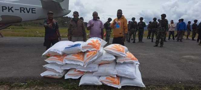 
 Kapolri Salurkan 264,7 Ton Beras dan 1.500 Sembako untuk Warga Papua yang Terdampak Kekeringan