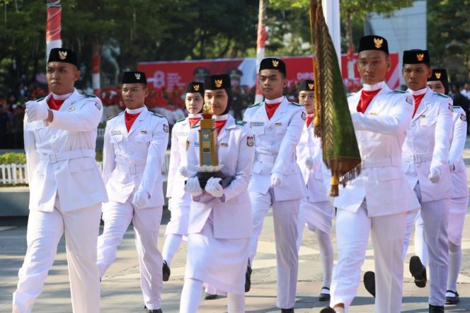 
 Siswi SMAN 8 Makassar Jadi Pembawa Bendera di Upacara HUT RI ke-78 Kota Makassar