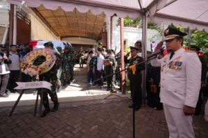 Gubernur Sulsel Inspektur Upacara Persemayaman Jenazah Mayjen TNI (Purn) HM Amin Syam
