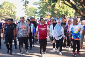 Jalan Sehat di GOR Sudiang bersama Istri, Pj Gubernur Bahtiar: Fasilitas Olahraga Harus Dimaksimalkan