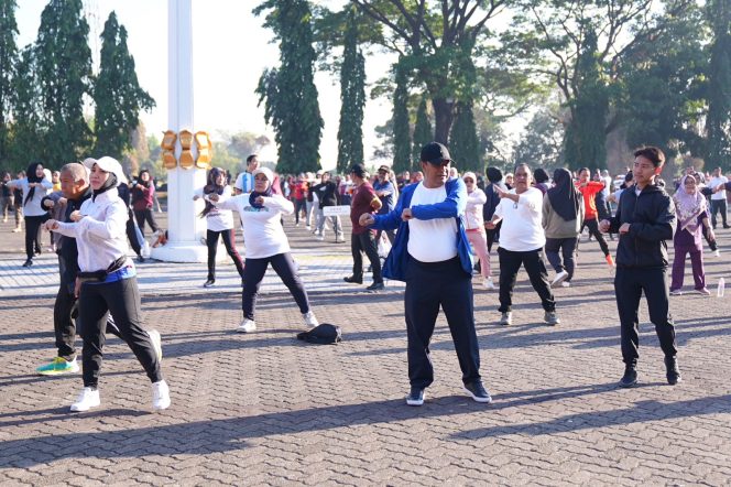 
 Pj Gubernur dan Ketua PKK Sofha Marwah Senam Pagi Bareng Pegawai Lingkup Pemprov Sulsel