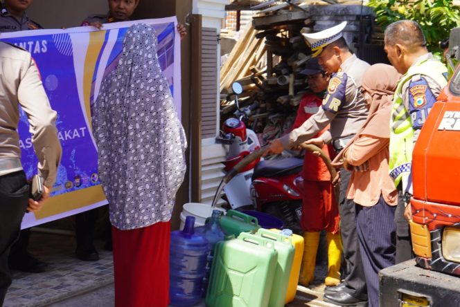 
 Aksi Sosial, Personel Ditlantas Polda Sulsel Bagi Air Bersih ke Warga