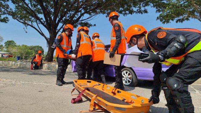 
 Akibat Melanggar Palang Rel Kereta Api, Basarnas Makassar Evakuasi 4 Korban