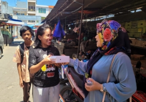 Gelar Jumat Berkah, Hendrasari Ichsan Menyapa Pedagang di Pasar Terong