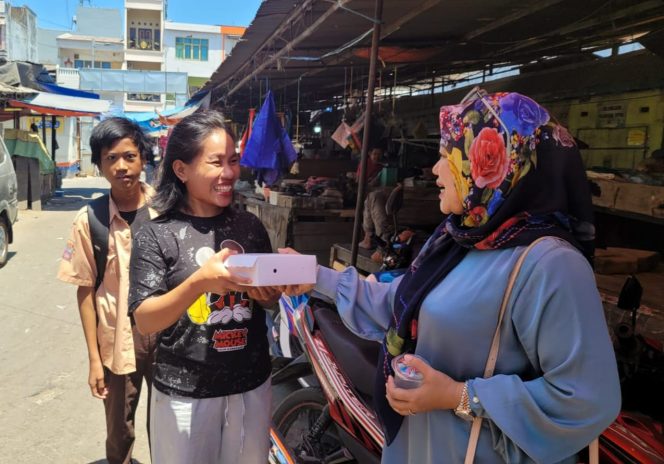 
 Gelar Jumat Berkah, Hendrasari Ichsan Menyapa Pedagang di Pasar Terong