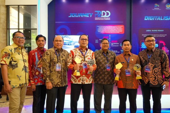 
 Kota Makassar Terima Penghargaan TP2DD 2023 