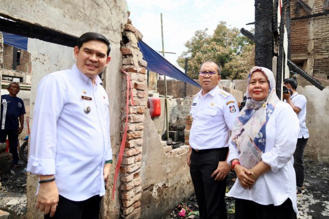 
 Camat Mamajang Dampingi Wali Kota Makassar Tinjau Lokasi Kebakaran 