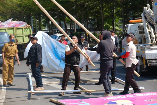 
 Bapenda Makassar Tertibkan Ratusan Reklame Tak Berizin