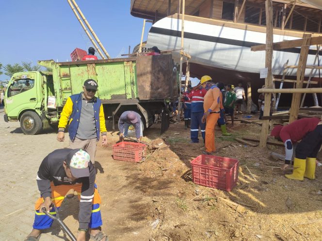 
 Turunkan Satgas Kebersihan, Sekcam Mariso Pimpin Pembersihan Lokasi HUT Makassar di CPI