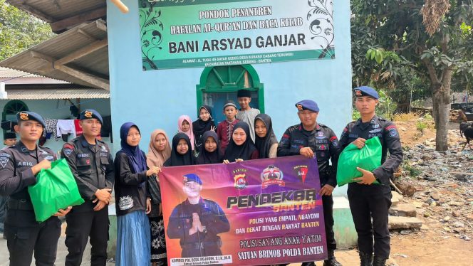 
 Satbrimob Polda Banten Laksanakan Program Polisi Sayang Anak Yatim  dan Pembagian Sembako