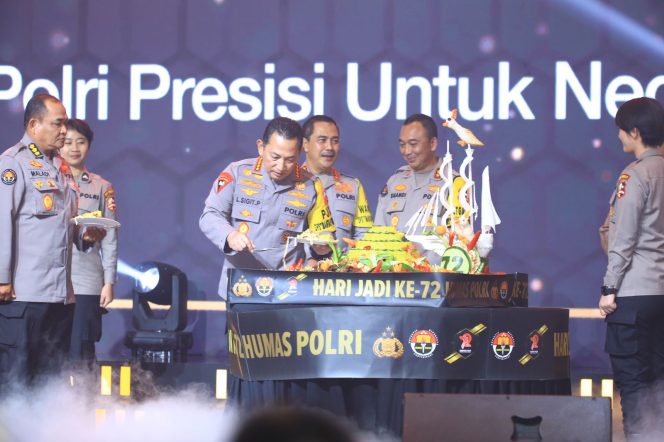 
 Kapolri Berikan Hadiah Untuk Divisi Humas Polri 