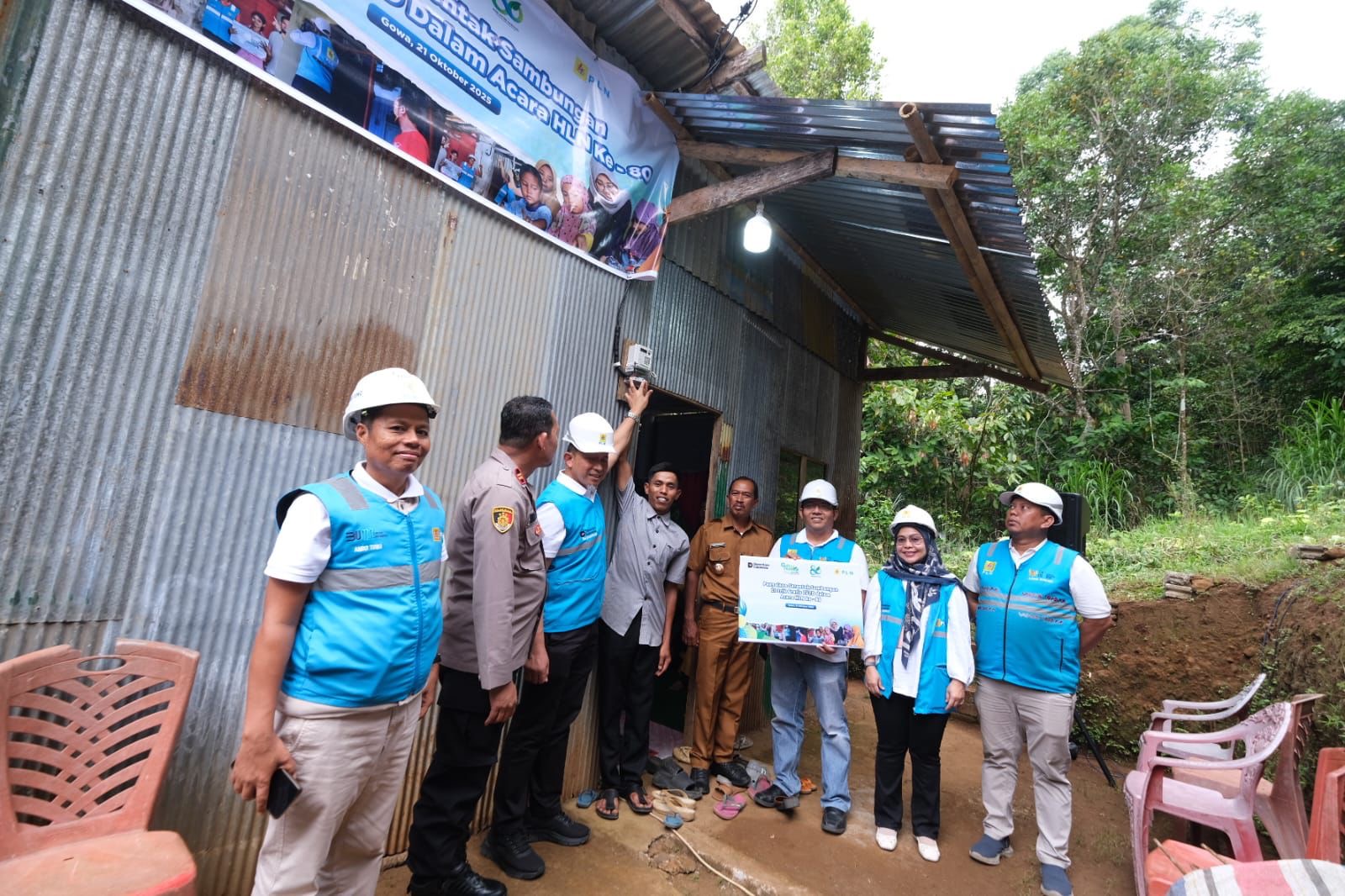 Sambut HLN ke-80, Donasi Insan PLN UID Sulselrabar Bantu Terangi 448 Rumah
