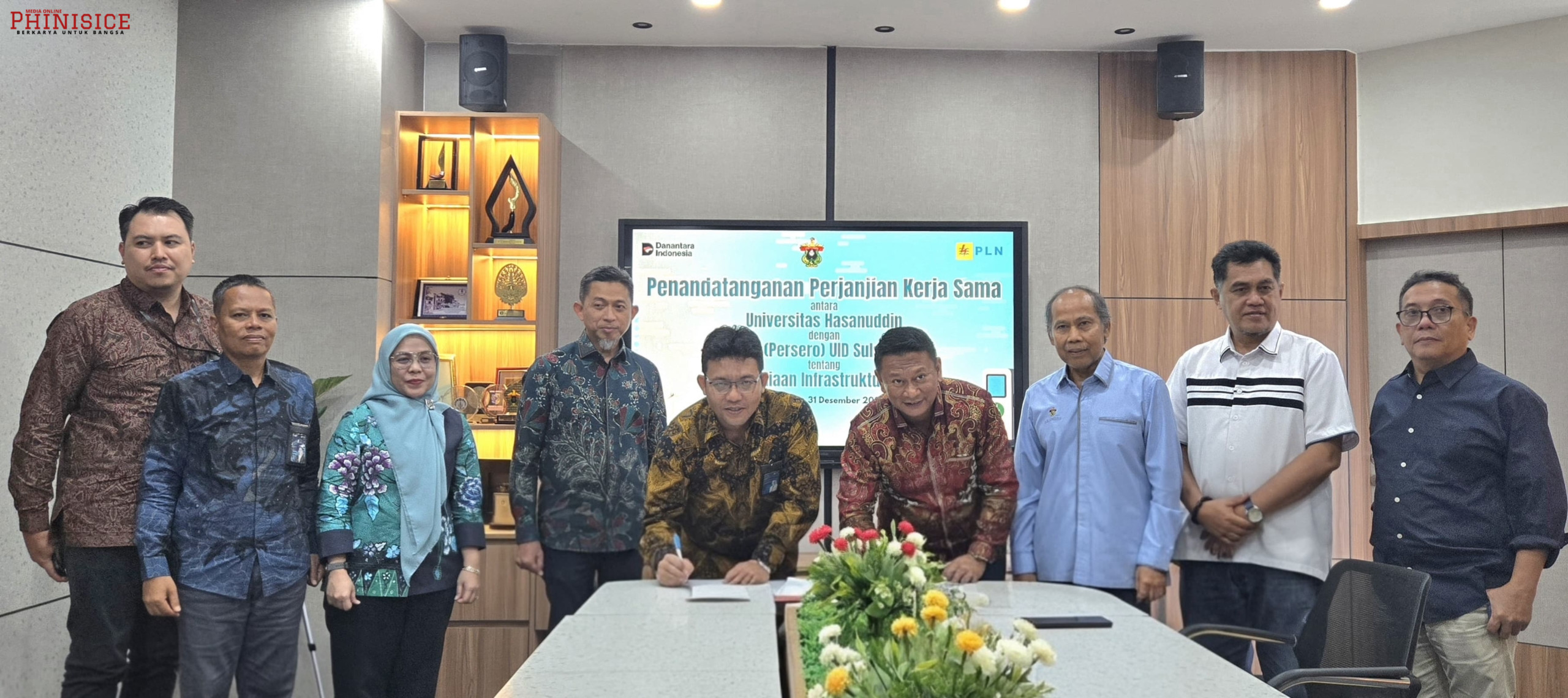 Dukung Pertumbuhan Ekosistem EV, PLN UID Sulselrabar dan UNHAS Teken Kerja Sama Pembangunan SPKLU